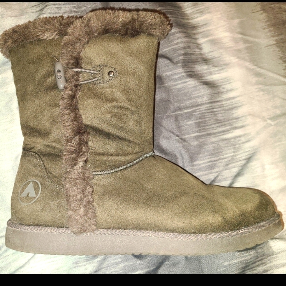 Womens fuzzy boots